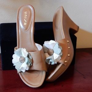 UNISA TAN SLIP ON'S HEEL WITH FLOWER ON OPEN TOE